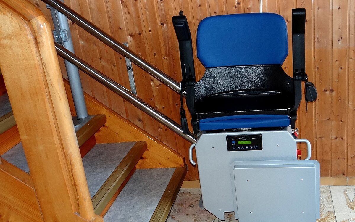 Ein Treppenlift in einer Wohnung Ein Treppenlift in einer Wohnung